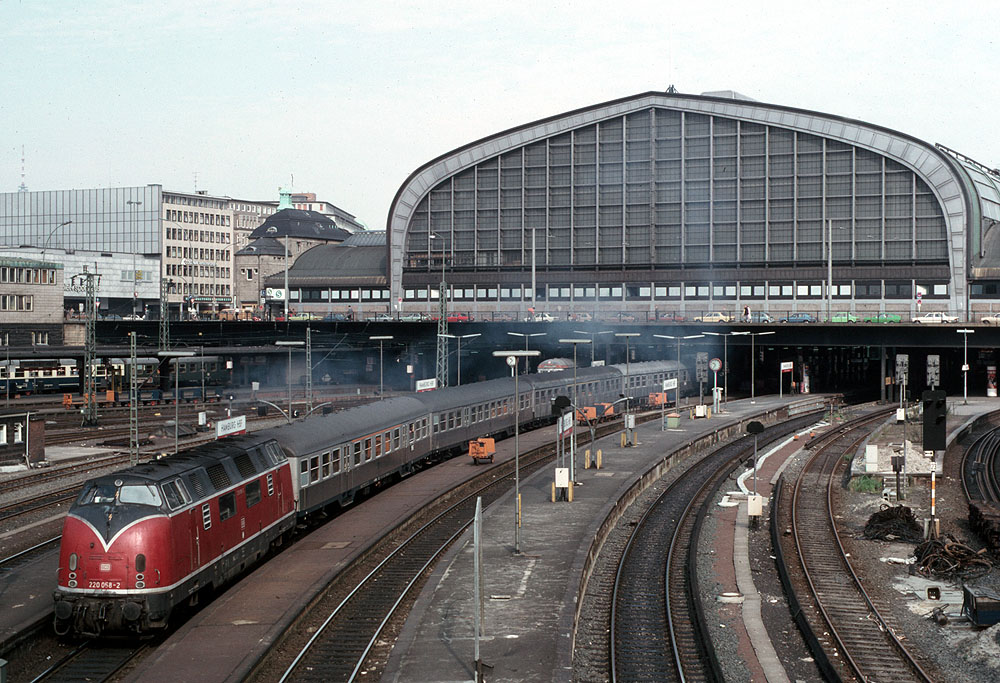 https://www.eisenbahnfotograf.de/datei/September 1981/1020124 DB 220058 Hamburg.jpg